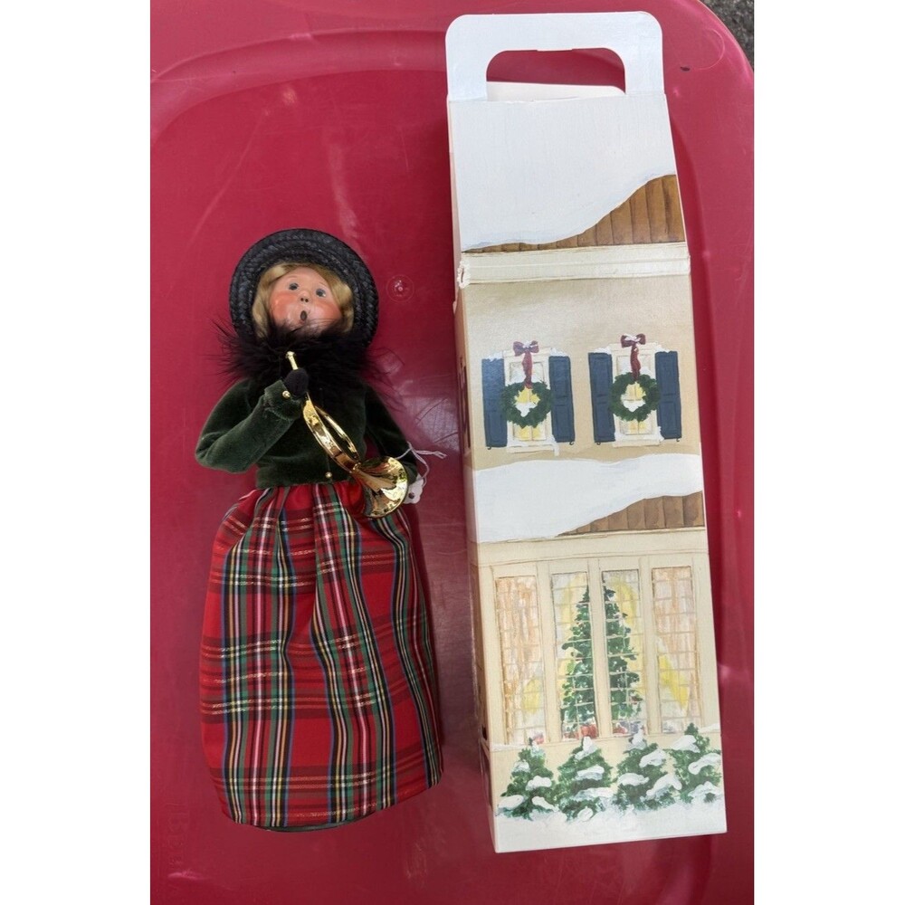 Byers’ Choice Carolers. Woman With Instrument & Hat. With Byers’ Choice Box